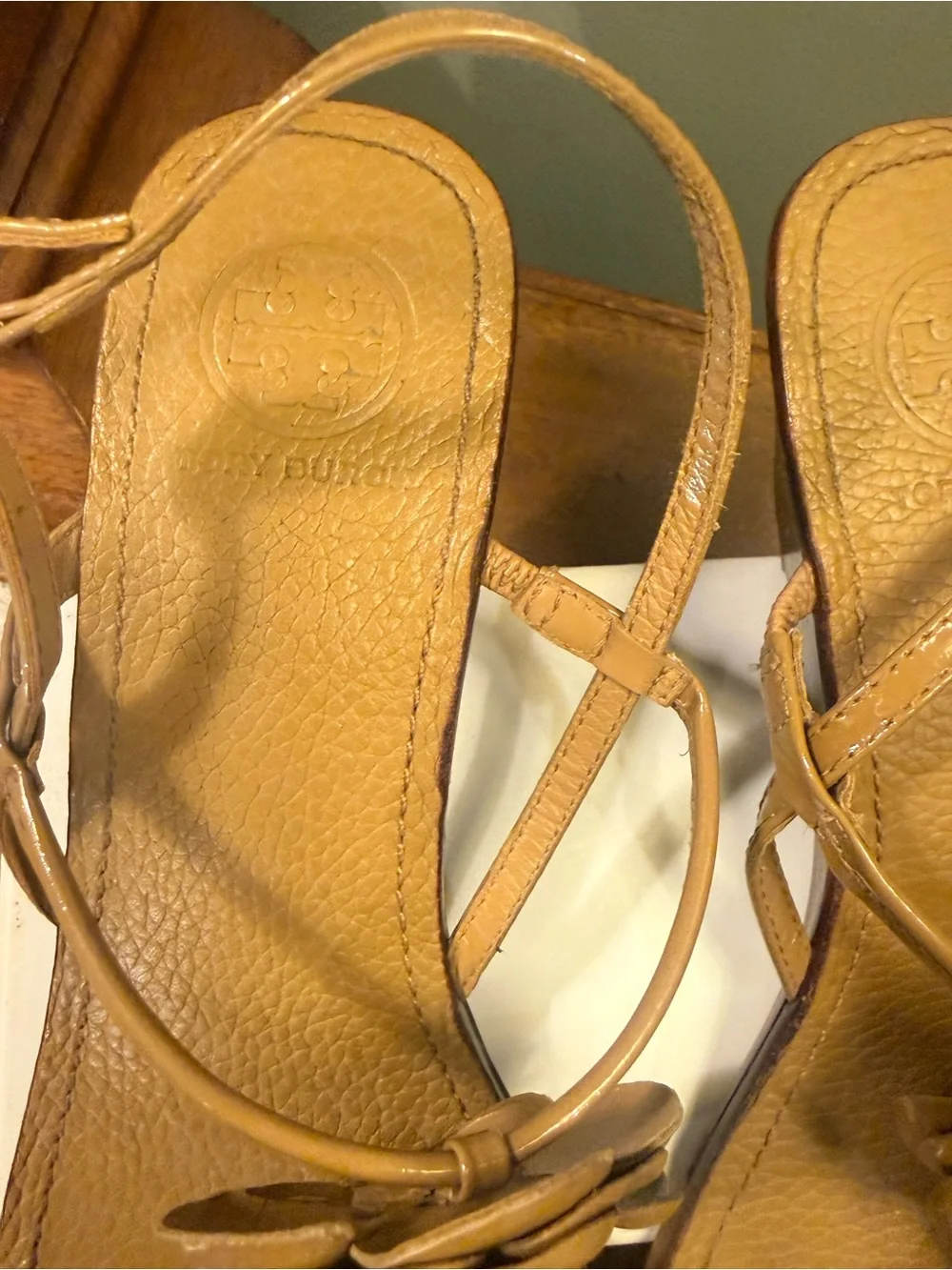 Tory Burch Shelby Flower Thong Wedge Sandals tan Leather gold Size 10.5 MSRP 328